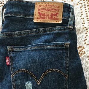 Unique Vintage Dark Wash Distressed Levi’s ✌️